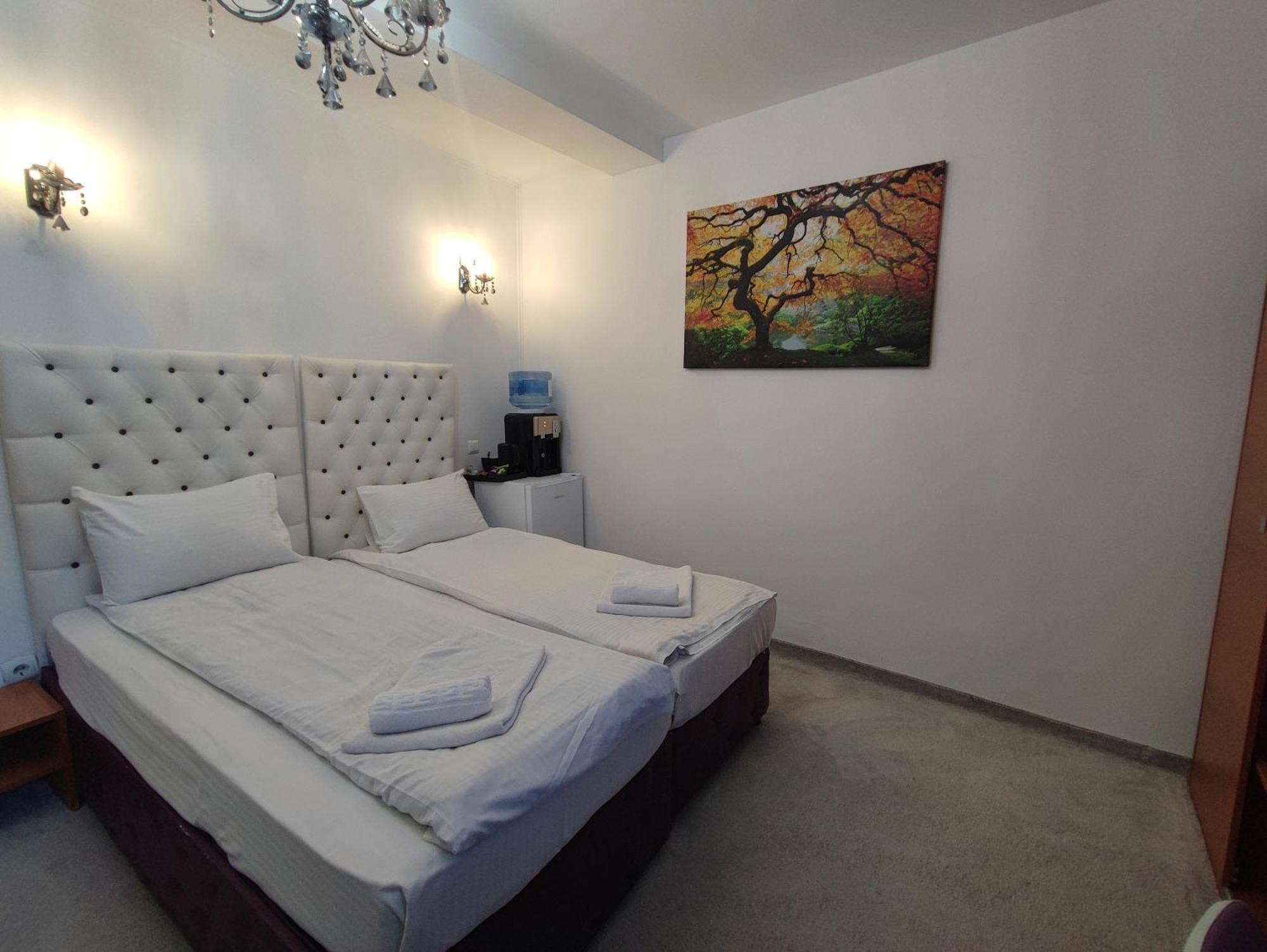 Iris Boutique Therme & Bucharest Otopeni Airport Bagian luar foto