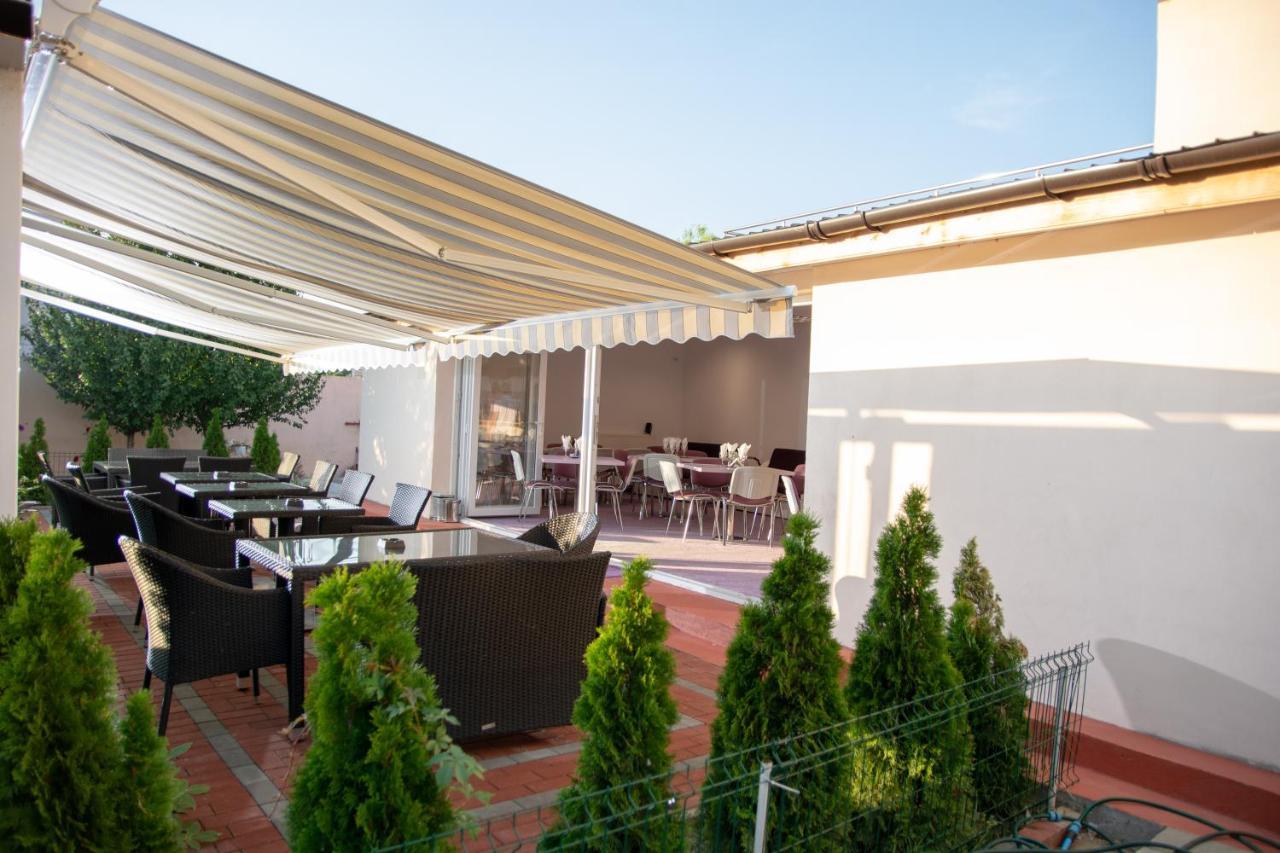 Iris Boutique Therme & Bucharest Otopeni Airport Bagian luar foto